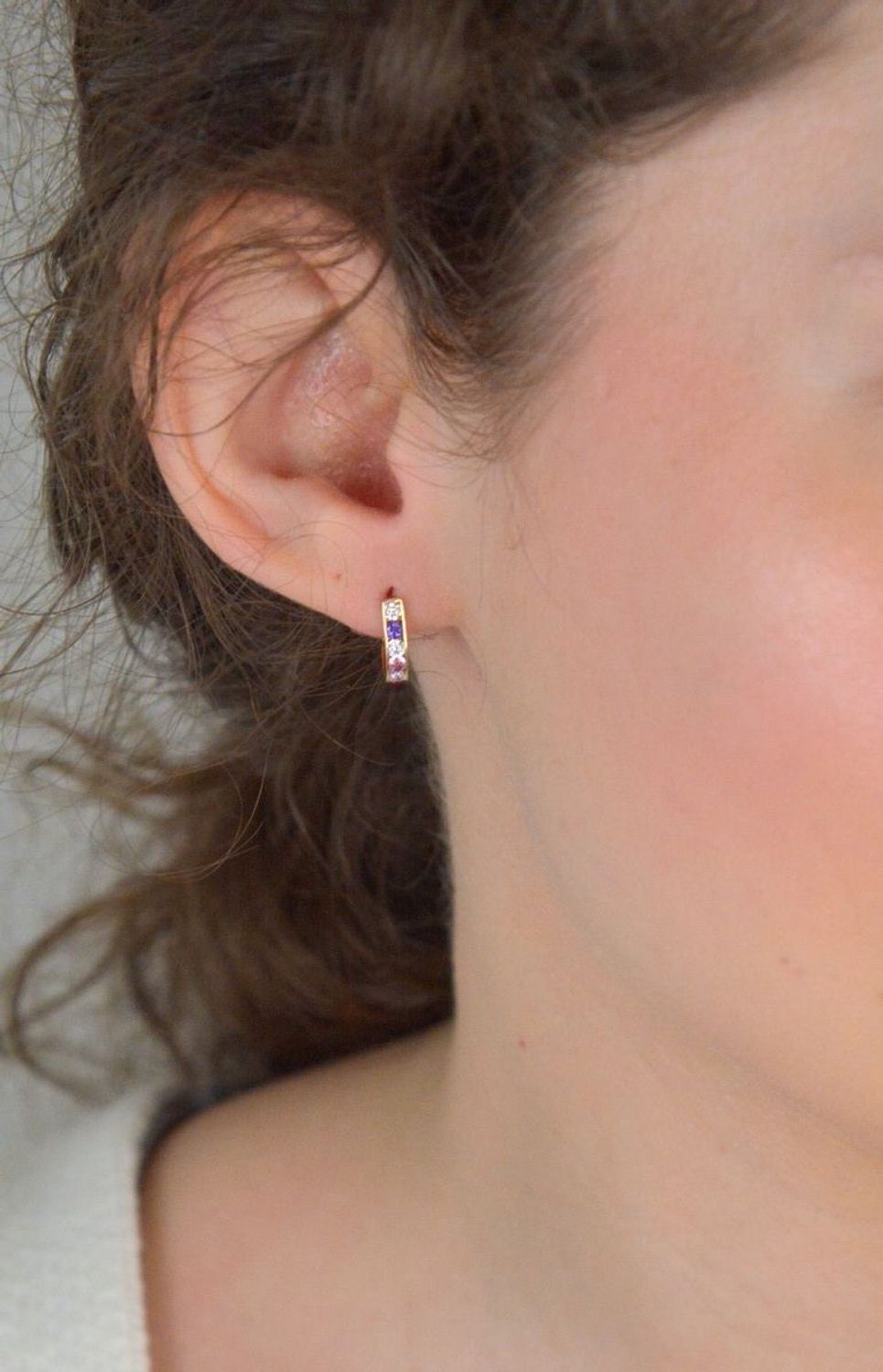 Złote kolczyki dla dziewczynki 375 kolorowa cyrkonia- KL 2R 375. Śliczne, złote kolczyki dla dziewczynki wykonane z próby 375.  Minimalistyczne kolczyki z drobnymi kolorowymi cyrkoniami 1.jpg